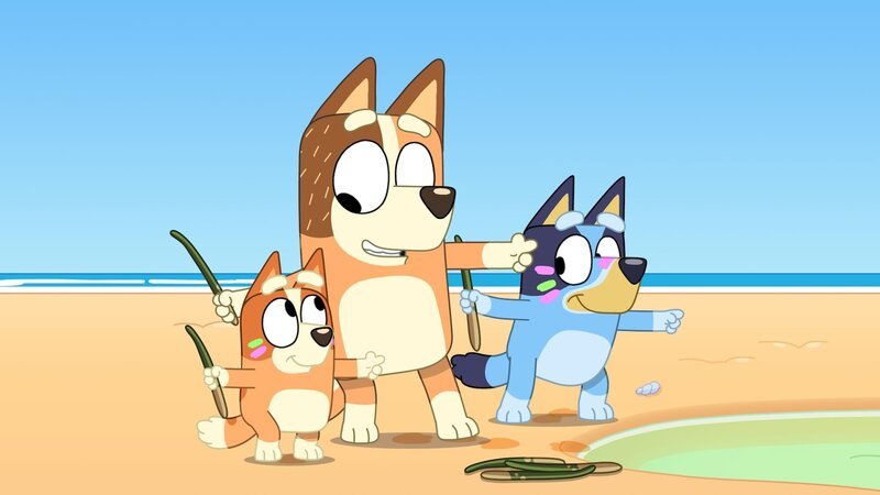 Mum’s teaching Bluey and Bingo proper throwing technique. – Bild: Disney+