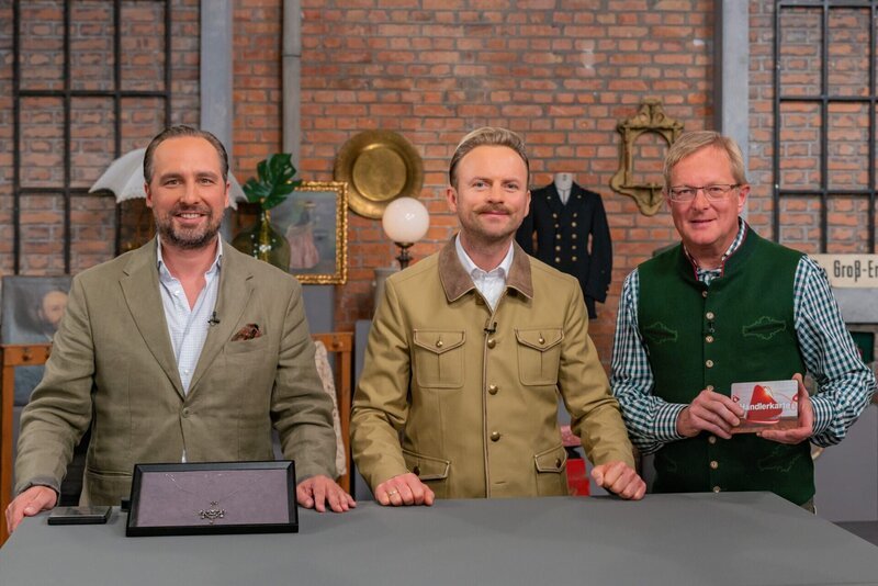 v.li.: Franziskus Kriegs-Au, Willi Gabalier und Verkäufer Johann Scherr posieren für ein Foto mit dem Objekt „Jugendstilcollier“ – Bild: ServusTV /​ Thomas Salamonski