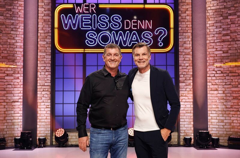 Die Kandidaten dieser Sendung: Der ehemalige Profi-Fussballspieler Thomas Strunz und der ehemalige Profi-Fussballspieler Thomas Helmer. – Bild: ARD/​Morris Mac Matzen