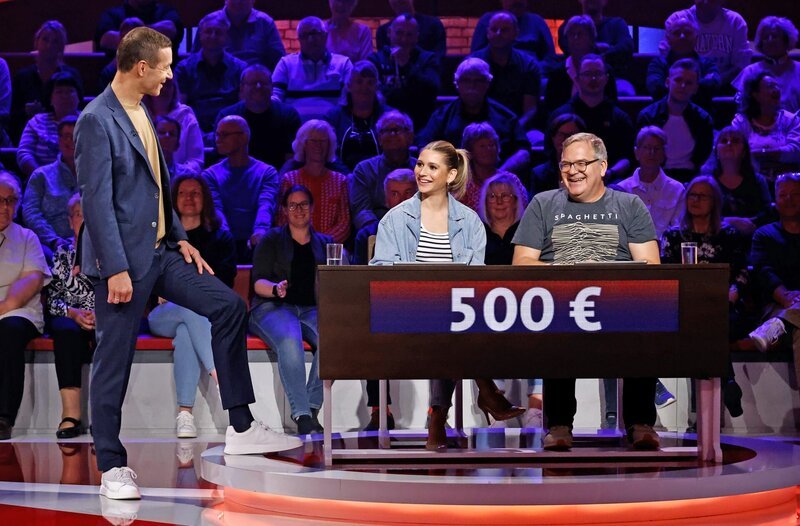 Moderator Kai Pflaume und seine Rateteam-Kapitäne Bernhard Hoëcker und Elton begrüßen in dieser Sendung die Fernsehmoderatorin Lea Wagner und die Sportjournalistin Jana Wosnitza. – Bild: ARD/​Morris Mac Matzen