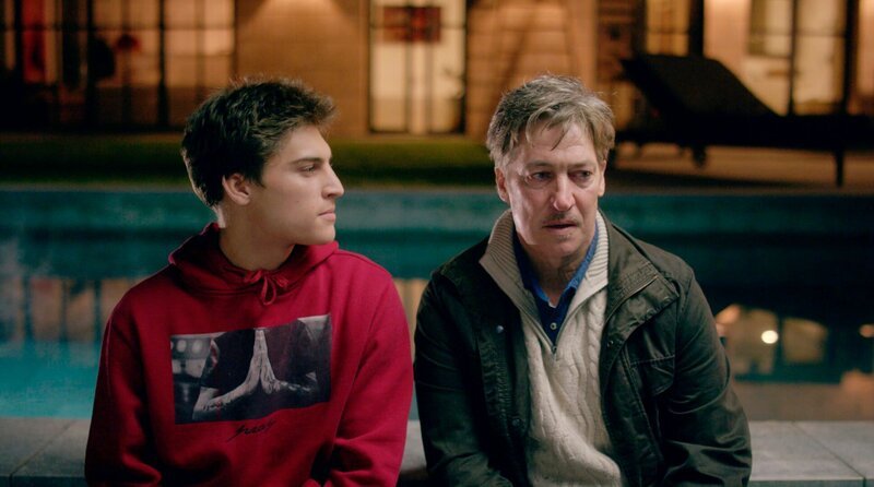 Damian Baumbacher (Lenz Moretti) und Max Baumbacher (Tobias Moretti).; ONE BAUMBACHER SYNDROME, am Samstag (09.11.24) um 22:00 Uhr. Damian Baumbacher (Lenz Moretti) und Max Baumbacher (Tobias Moretti). © WDR/Kinescope Film, honorarfrei – Verwendung gemäß der AGB im engen inhaltlichen, redaktionellen Zusammenhang mit genannter Sendung bei Nennung „Bild: WDR/Kinescope Film“ (S2+). WDR Kommunikation/Redaktion Bild, Köln, Tel: 0221/220 -7132 oder -7133, Fax: -777132, bildkommunikation@wdr.de – Bild: WDR/Kinescope Film Damian Baumbacher (Lenz Moretti) und Max Baumbacher (Tobias Moretti).; ONE BAUMBACHER SYNDROME, am Samstag (09.11.24) um 22:00 Uhr. Damian Baumbacher (Lenz Moretti) und Max Baumbacher (Tobias Moretti). © WDR/Kinescope Film, honorarfrei – Verwendung gemäß der AGB im engen inhaltlichen, redaktionellen Zusammenhang mit genannter Sendung bei Nennung „Bild: WDR/Kinescope Film“ (S2+). WDR Kommunikation/Redaktion Bild, Köln, Tel: 0221/220 -7132 oder -7133, Fax: -777132, bildkommunikation@wdr.de – Bild: WDR/Kinescope Film