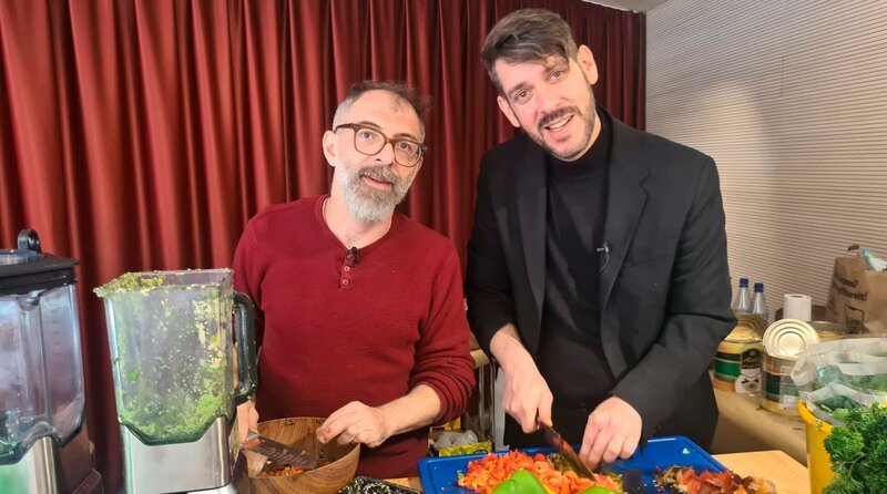 Von links: Der Israeli Oz ben David und der Palästinenser Jalil Debit betreiben gemeinsam das Restaurant „Kanaan“ in Berlin. Weiteres Bildmaterial finden Sie unter www.br-foto.de.; BR Fernsehen ESSEN VERBINDET – KOCHEN FÜR DEN FRIEDEN, am Sonntag (03.11.24) um 10:30 Uhr. Von links: Der Israeli Oz ben David und der Palästinenser Jalil Debit betreiben gemeinsam das Restaurant „Kanaan“ in Berlin. Weiteres Bildmaterial finden Sie unter www.br-foto.de. © BR/Andrea Roth, honorarfrei – Verwendung gemäß der AGB im engen inhaltlichen, redaktionellen Zusammenhang mit genannter BR-Sendung und bei Nennung „Bild: BR/Andrea Roth“ (S2). BR/Bildmanagement, Tel: 089/5900–33133, Fax: -10585, Bildmanagement@br.de, www.br-foto.de – Bild: BR/Andrea Roth Von links: Der Israeli Oz ben David und der Palästinenser Jalil Debit betreiben gemeinsam das Restaurant „Kanaan“ in Berlin. Weiteres Bildmaterial finden Sie unter www.br-foto.de.; BR Fernsehen ESSEN VERBINDET – KOCHEN FÜR DEN FRIEDEN, am Sonntag (03.11.24) um 10:30 Uhr. Von links: Der Israeli Oz ben David und der Palästinenser Jalil Debit betreiben gemeinsam das Restaurant „Kanaan“ in Berlin. Weiteres Bildmaterial finden Sie unter www.br-foto.de. © BR/Andrea Roth, honorarfrei – Verwendung gemäß der AGB im engen inhaltlichen, redaktionellen Zusammenhang mit genannter BR-Sendung und bei Nennung „Bild: BR/Andrea Roth“ (S2). BR/Bildmanagement, Tel: 089/5900–33133, Fax: -10585, Bildmanagement@br.de, www.br-foto.de – Bild: BR/Andrea Roth