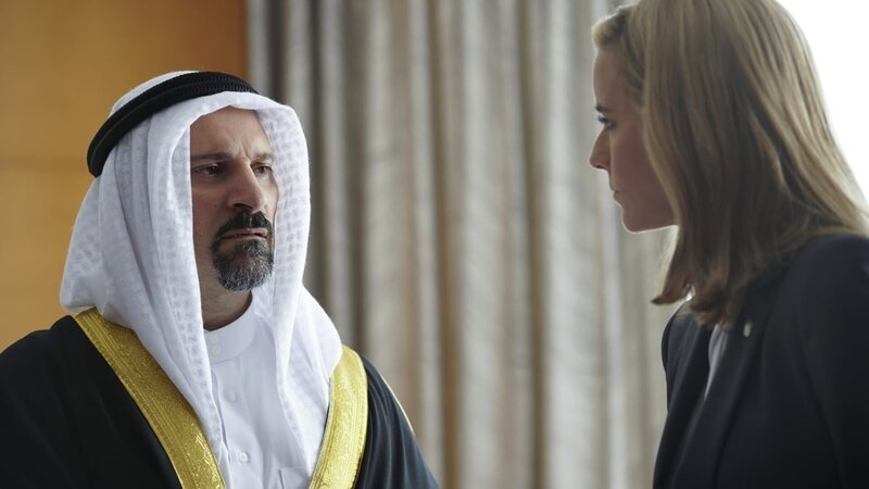 Prinz Asim (Nuah Ozryel, l.); Elizabeth McCord (Téa Leoni, r.) – Bild: CBS Broadcasting, Inc.