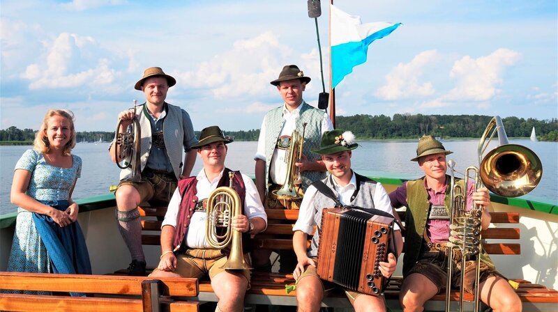 De boarische Bris’ mit Moderatorin Susanne Wiesner (links) auf dem Chiemsee. – Bild: BR/​Moritz Kipphardt/​Harald Rentsch/​Daniel Delbeck