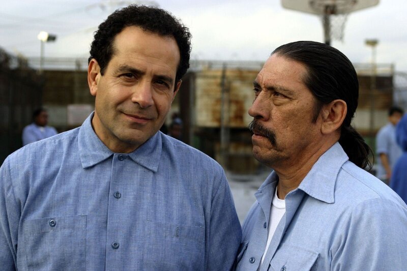 Monk (Tony Shalhoub, l.) lässt sich für seine Ermittlungen als Häftling ins Gefängnis einschleusen, ausgerechnet zu dem härtesten Brocken – zu Spyder (Danny Trejo). – Bild: RTL