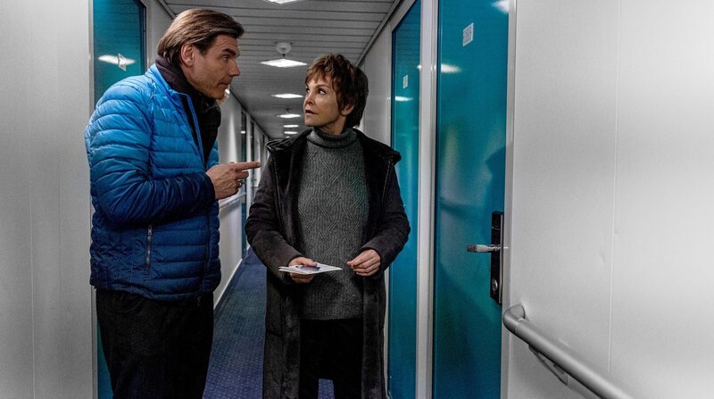 Karin Lossow (Katrin Sass) und Dr. Brunner (Max Hopp) ermitteln auf der Fähre. – Bild: Bavaria Media GmbH