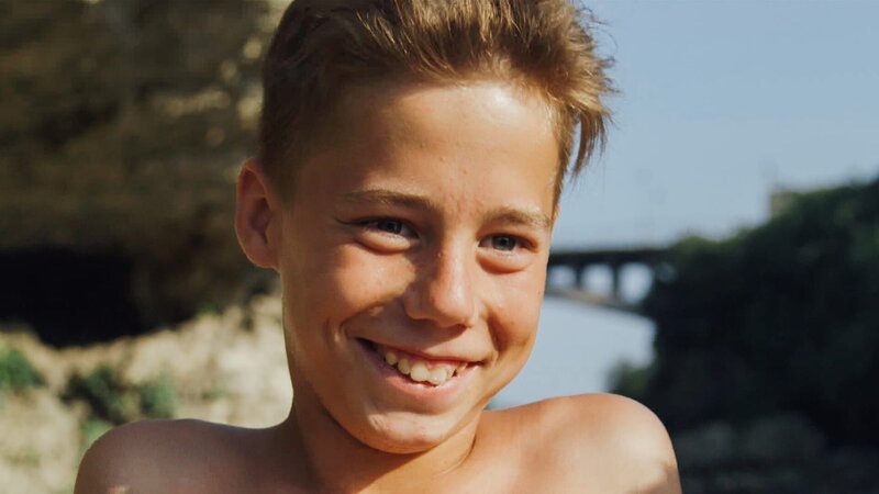 Der 13-jährige Emil möchte auch einmal Brückenspringer werden. Doch dazu muss er seine Höhenangst überwinden. – Bild: rbb/​Friedemann Hottenbacher