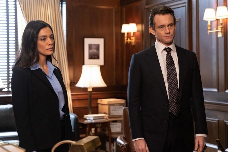 Samantha Maroun (Odelya Halevi), Nolan Price (Hugh Dancy) – Bild: RTL /​ 2022 Universal Television LLC.