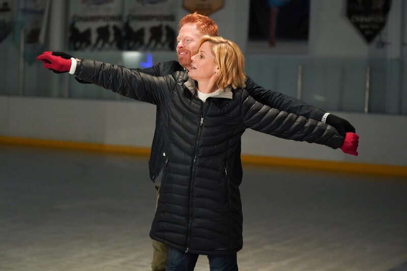 L-R: Mitchell Pritchett (Jesse Tyler Ferguson), Claire Dunphy (Julie Bowen) – Bild: Eric McCandless /​ ABC /​ American Broadcasting Companies, Inc.