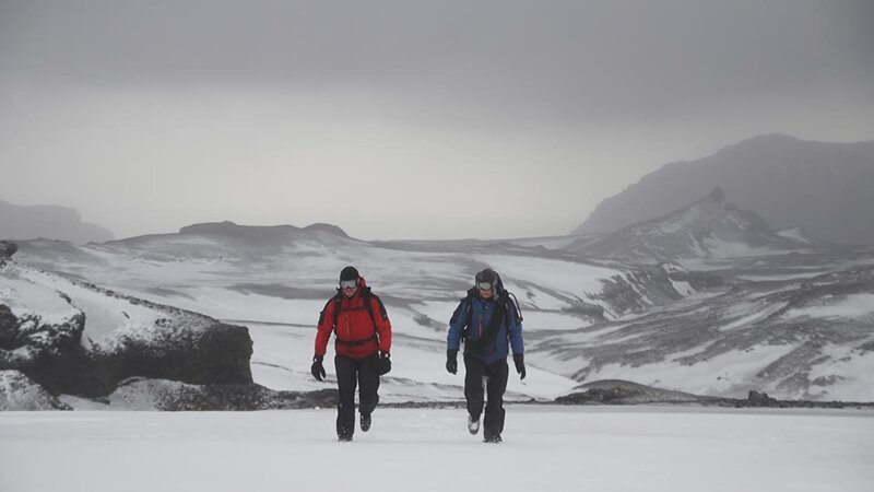 Bear Gylls and Jake Gyllenhaal walking on glaciers in Iceland. – Bild: Discovery Communications