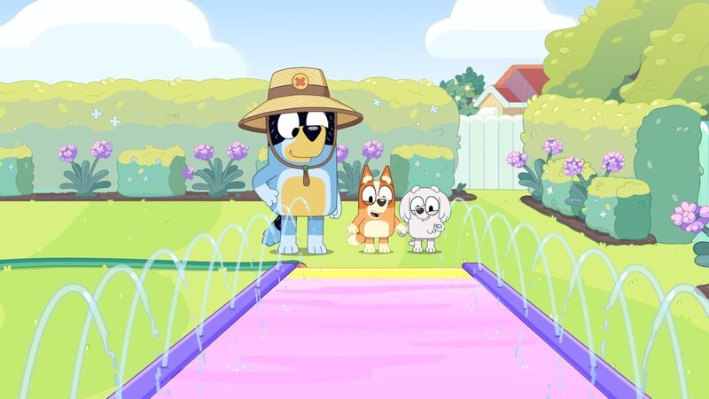Bingo und Lila freuen sich darauf, auf ihrer neuen Wasserrutsche zu spielen. – Bild: Disney+