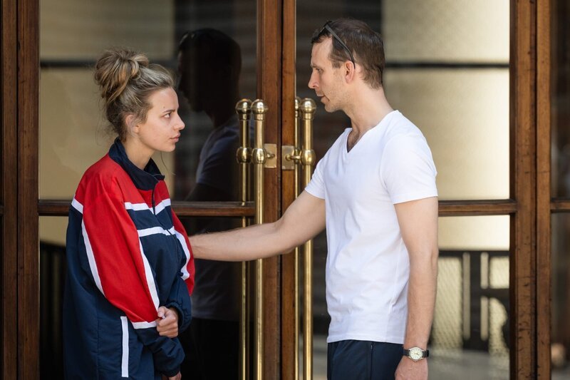 MD (Julian ?wie?ewski, r.) weist Chloe (Nadia Parkes, l.) vor dem Konsulat noch einmal eindrücklich darauf hin, dass sie sich an die Absprachen mit seinen vermeintlichen Auftraggebern halten soll. – Bild: Sally Mais /​ ZDF