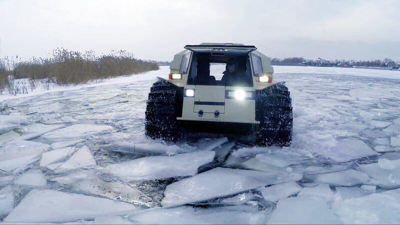 Straßen braucht der russische Alleskönner Sherp nicht. Einen Meter hohe Hindernisse sind für das Extremfahrzeug kein Problem, ebenso wenig wie Sumpf, Geröll, Schnee oder Eis. Und dank seiner mächtigen luftgefüllten Reifen macht der Sherp auch als Wasserfahrzeug eine gute Figur. – Bild: Arrow Media/​ WeltN24 GmbH