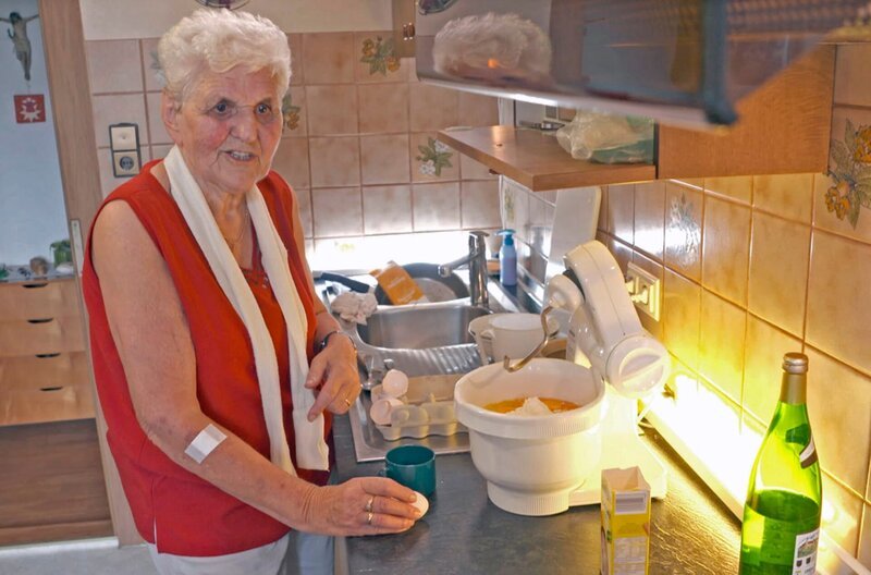 Irmgard Landmann aus Albstadt-Onstmettingen kocht Zürcher Geschnetzeltes. – Bild: SWR/​megaherz/​Matthias Koßmehl