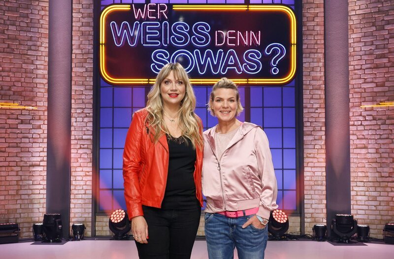Moderator Kai Pflaume und seine Rateteam-Kapitäne Bernhard Hoëcker und Elton begrüßen in dieser Sendung Schauspielerin und Komikerin Mirja Regensburg (l.) und die Komikerin und Schauspielerin Mirja Boes (r.). – Bild: ARD/​Morris Mac Matzen