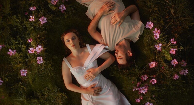 Kian (Urs Fabian Winiger) trifft in seinen Träumen Astra (Luisa Jung), die Liebe seines Lebens. – Bild: Filmuniversität Babelsberg, Sebastián Schroth Lopez