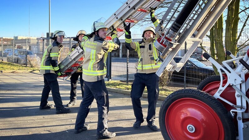 Die Feuerwehr muss sich so schnell wie möglich Zugang zu der brennenden Wohnung verschaffen. – Bild: Warner Bros. Discovery