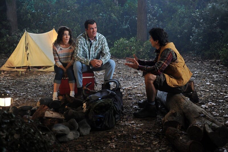 Ein Campingtrip mit ihren drei Kindern weckt in Frankie (Patricia Heaton) und Mike (Neil Flynn) Erinnerungen an ihre Flitterwochen. – Bild: HBOH