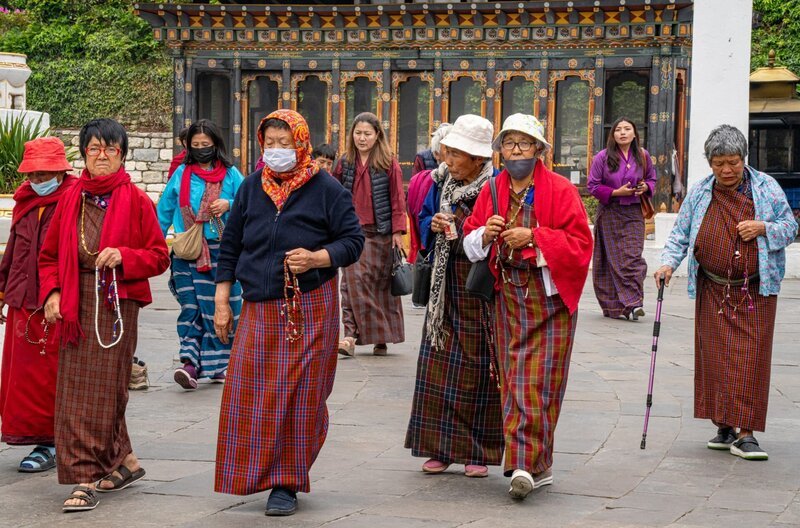 Gläubige Buddhisten in Thimphu (Bhutan) – Bild: MDR/​Alexandra Junker