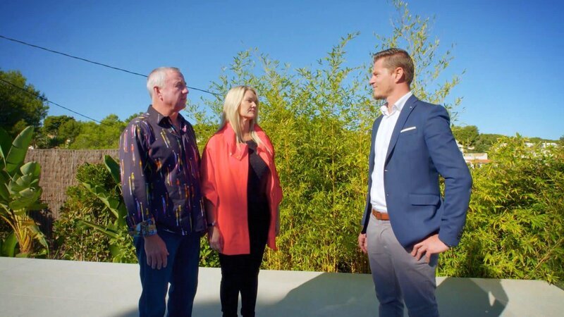 Real estate agent Marvin leads Anita und Chip through various Mediterranean villas that leave nothing to be desired. – Bild: HGTV