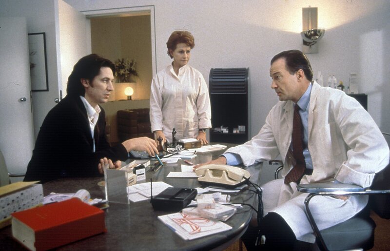 Kommissar Moser (Tobias Moretti, li.) verhört den verdächtigen Frauenarzt Bernhard Fuchs (Karlheinz Hackl) und seine Frau Gerda (Gertraud Jesserer). – Bild: ORF 2