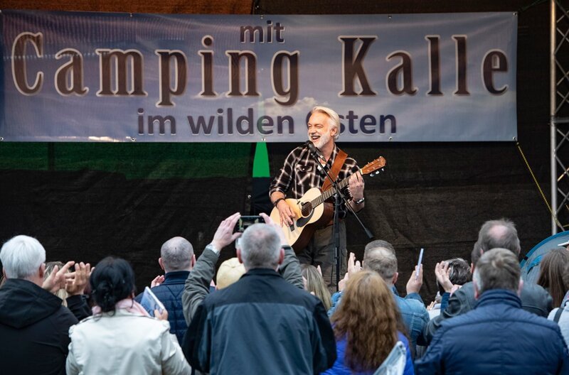 Die Fans wollen von Camping-Kalle (Christoph M. Ohrt) nur ein einziges Lied hören: Seinen alten Hit „Unter der Sonne“. – Bild: ARD Degeto/Sandra Hoever Die Fans wollen von Camping-Kalle (Christoph M. Ohrt) nur ein einziges Lied hören: Seinen alten Hit „Unter der Sonne“. – Bild: ARD Degeto/Sandra Hoever