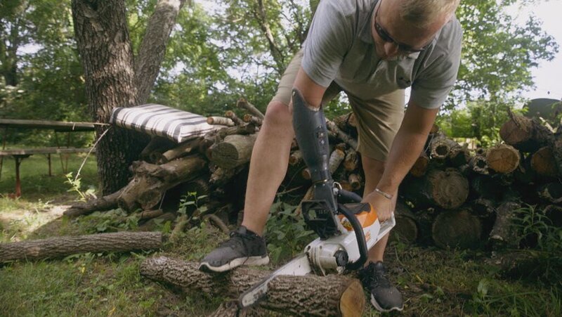 G.Anderson cutting wood – Bild: unknown