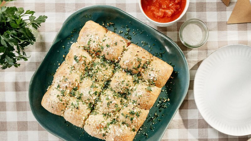 Mollys Mann Nick und sein Dad bereiten das Feld auf die nächste Saison vor und Molly Yeh überrascht sie mit einem herzhaften Lunch. – Bild: HGTV