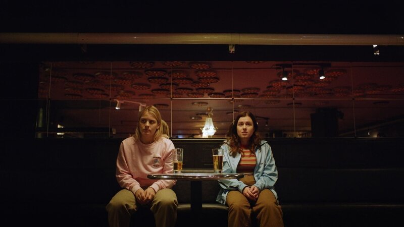 Line (Ulrikke Falch, l.) und Destiny (Amy Deasismont) – Bild: Marlin Gutke