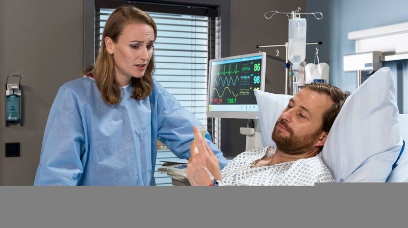 Sonja (Christina Athenstädt, links) versucht Thomas (Christian Erdmann) davon zu überzeugen, das Anti-Epileptikum zu nehmen. nach seiner Lendenwirbel-OP wäre ein Anfall höchst gefährlich. – Bild: ARD/​Jens Ulrich Koch
