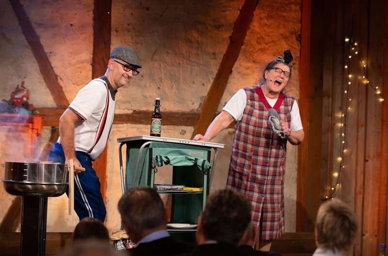 SÜDWESTRUNDFUNK Comedy Scheune – Folge 9 Köche/​Grillen/​Fenster v.l.n.r: Marcus Neuweiler und Birgit Pfeiffer (Die Gscheidles); – Bild: SWR/​Sabine Stumpp