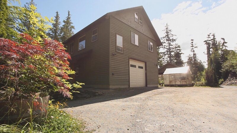 Exterior, side of Clover Pass Waterfront house, driveway, garage, greenhouse, complete with green paint, near Ketchikan, Alaska, as seen on Great American Country’s Living Alaska – Bild: Great American Country/​Scripps Networks, LLC