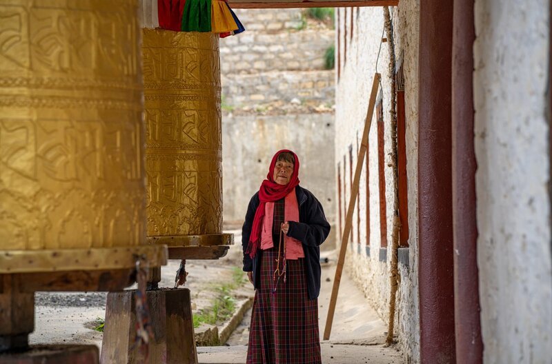 Gläubige Buddhistin in Bumthang (Bhutan) – Bild: MDR/​Alexandra Junker