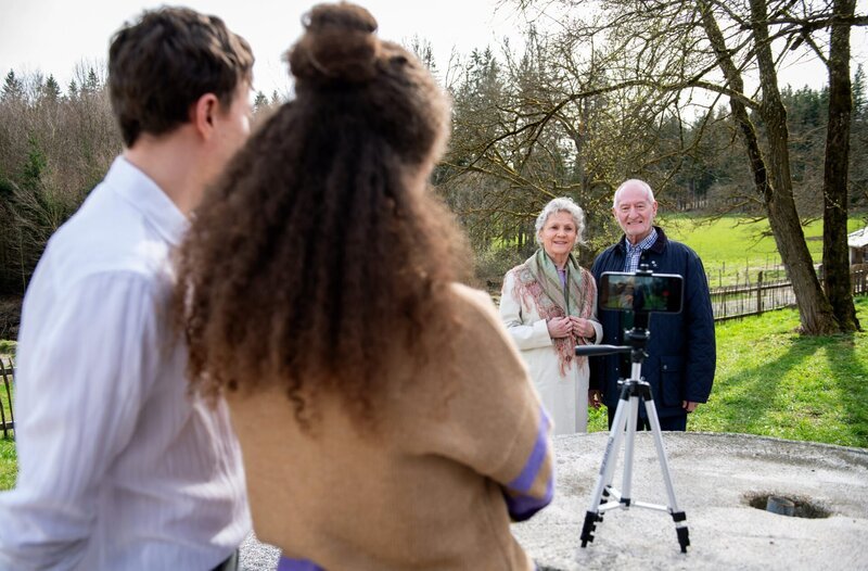 Ana (Soluna-Delta Kokol, vorne r.) und Philipp (Robin Schick, vorne l., mit Antje Hagen, hinten l. und Sepp Schauer, hinten r.) sind begeistert von den liebevollen und emotionalen Statements zu Theo und Lale. – Bild: ARD/​WDR/​Christof Arnold