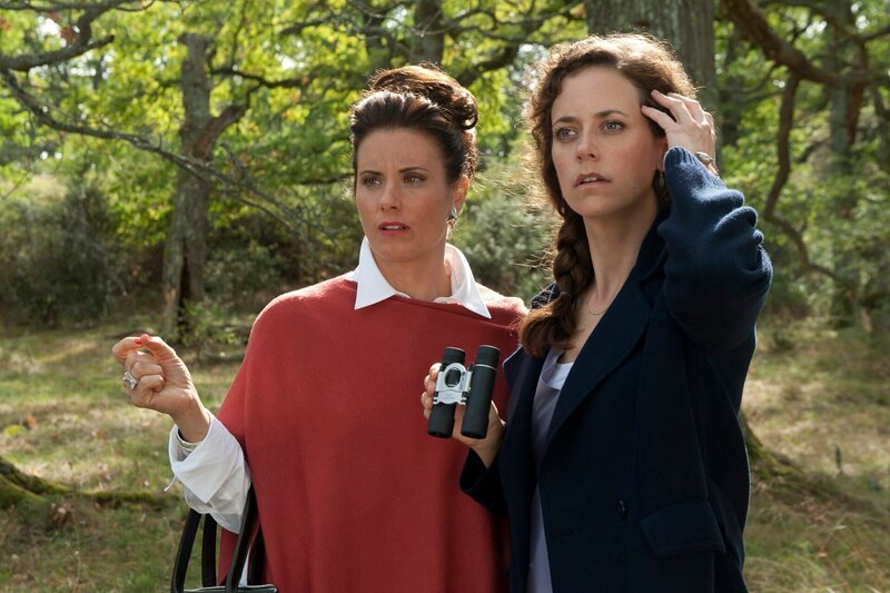 Sylvie (Anja Knauer) erzählt Inge (Elisabeth Baulitz, l.) von ihren Problemen. – Bild: Romance TV (DE) /​Britta Krehl