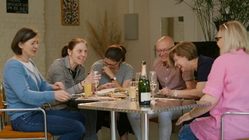 Bei Klassentreffen des Abijahrgangs 89 gab es viel zu lachen. – Bild: ZDF und Christoph Lemmen. Bei Klassentreffen des Abijahrgangs 89 gab es viel zu lachen. – Bild: ZDF und Christoph Lemmen.