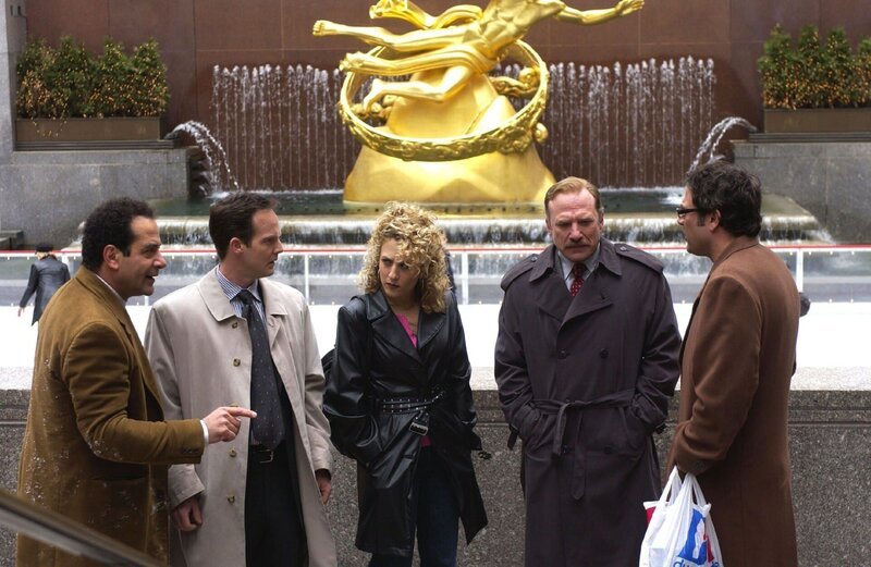 Monk (Tony Shalhoub, li.) versucht Disher (Jason Gray-Stanford, 2.v.li.), Sharona (Bitty Schram) und Capt. Stottlemeyer (Ted Levine, 2.v.re.) von Steven Leights (Jeffrey Dean Morgan) Schuld zu überzeugen. – Bild: SUPER RTL