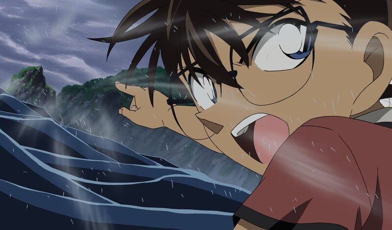 Als Ran und Sonoko in Gefahr geraten, nachdem sie von zwei Schatzjägern auf einem Boot festgehalten werden, muss Conan (Bild) schnell handeln, um Schlimmeres zu verhindern – Bild: 2003 GOSHO AOYAMA /​ SHOGAKUKAN-YTV-NTV-ShoPro-TOHO-TMS