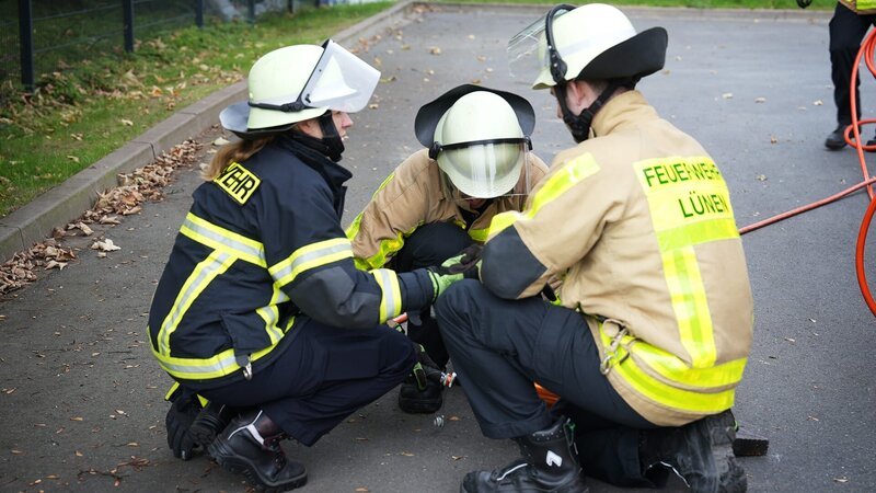 Die Anwärter der Berufsfeuerwehren aus Lünen und Unna simulieren in der „Rescue City“ den Ernstfall. – Bild: Warner Bros. Discovery