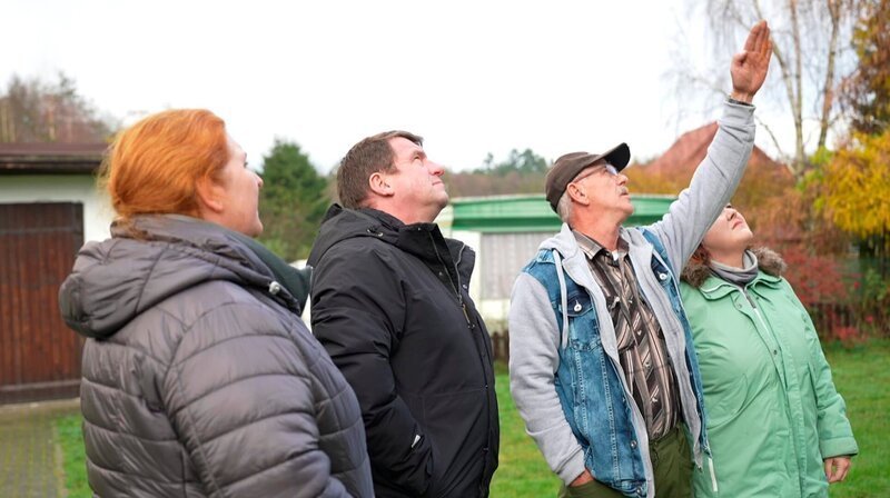 Bildinformation Ein Ehepaar aus Wildau hat nahe der polnischen Ostseeküste ein Haus gekauft, als Zweitwohnsitz mit Ferienvermietung. Eine Wandlitzerin richtet sich gerade in Swinemünde ihre neue Eigentumswohnung ein. Immer mehr Deutsche kaufen Wohneigentum in Polen, weil das im Nachbarland noch erschwinglich ist. – Familie Werner im Gespräch mit einem polnischen Dachdecker. © rbb/Manja Wolff, honorarfrei – Verwendung gemäß der AGB im engen inhaltlichen, redaktionellen Zusammenhang mit genannter rbb-Sendung bei Nennung „Bild: rbb/Manja Wolff“ (S2). rbb Presse & Information, Masurenallee 8–14, 14057 Berlin, Tel: 030/97 99 3–12118 oder -12116, pressefoto@rbb-online.de – Bild: rbb/Manja Wolff Bildinformation Ein Ehepaar aus Wildau hat nahe der polnischen Ostseeküste ein Haus gekauft, als Zweitwohnsitz mit Ferienvermietung. Eine Wandlitzerin richtet sich gerade in Swinemünde ihre neue Eigentumswohnung ein. Immer mehr Deutsche kaufen Wohneigentum in Polen, weil das im Nachbarland noch erschwinglich ist. – Familie Werner im Gespräch mit einem polnischen Dachdecker. © rbb/Manja Wolff, honorarfrei – Verwendung gemäß der AGB im engen inhaltlichen, redaktionellen Zusammenhang mit genannter rbb-Sendung bei Nennung „Bild: rbb/Manja Wolff“ (S2). rbb Presse & Information, Masurenallee 8–14, 14057 Berlin, Tel: 030/97 99 3–12118 oder -12116, pressefoto@rbb-online.de – Bild: rbb/Manja Wolff