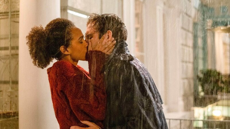 Maya (Nathalie Emmanuel) und Duffy (John Reynolds) – Bild: RTL /​ MGM Television Entertainment Inc. and Universal Television LLC.