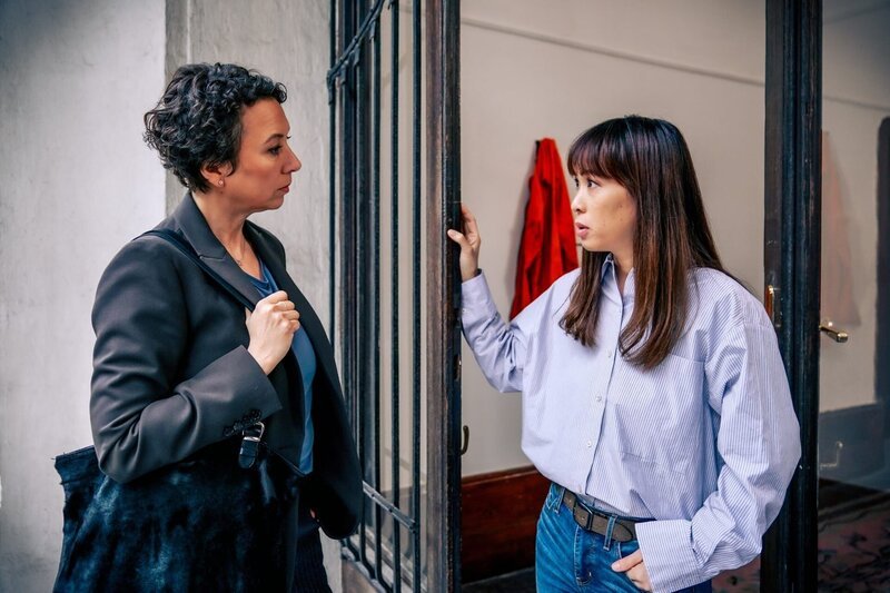 (v.li.): Ursula Strauss (Angelika Schnell), Miriam Hie (Thao/​Tina). – Bild: ORF/​MR Film/​Petro Domenigg
