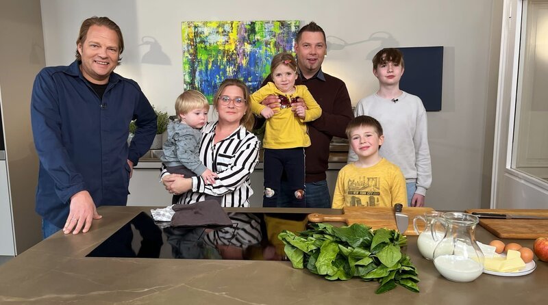 Essen das allen schmeckt: Björn Freitag zeigt Familie Becker-Löbbert, wie es funktioniert. – Bild: WDR/​solis TV