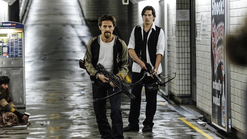 Lionel „Elvis“ Cormac (Willam Dafoe, l.); Edward Dalton (Ethan Hawke, r.) – Bild: Lions Gate Entertainment Inc. Lionel „Elvis“ Cormac (Willam Dafoe, l.); Edward Dalton (Ethan Hawke, r.) – Bild: Lions Gate Entertainment Inc.