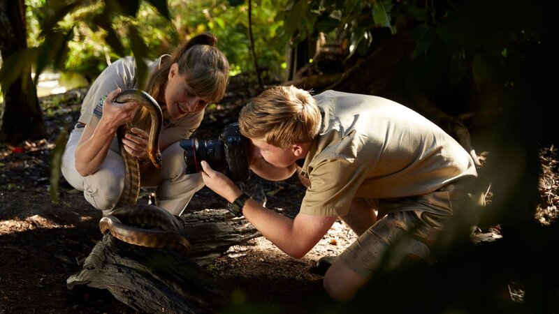 Terri and Robert Irwin with snake. – Bild: Discovery Communications, LLC/​Kevin Lynch/​Kevin Lynch