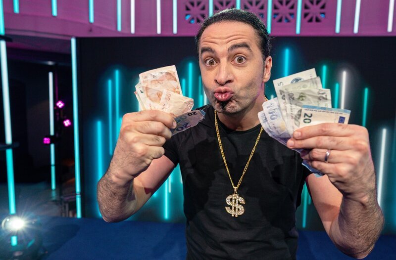 Bülent Ceylan verrät in seinem Comedy-Tutorial alles, was man zum Thema Geld wissen muss. – Bild: SWR/​Christian Koch