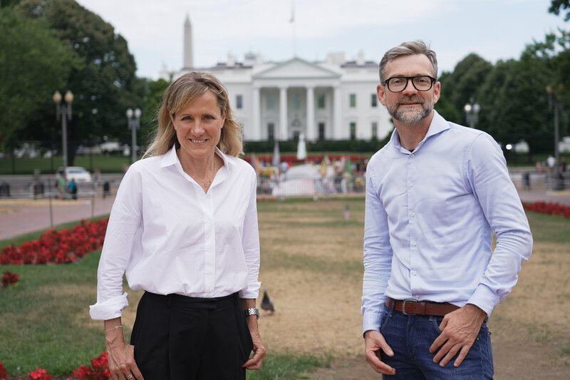 Club Spezial US-Wahlen 2024: America, let’s talk Barbara Lüthi und Peter Düggelin vor dem Weissen Haus in Washington 2024 SRF – Bild: SF1