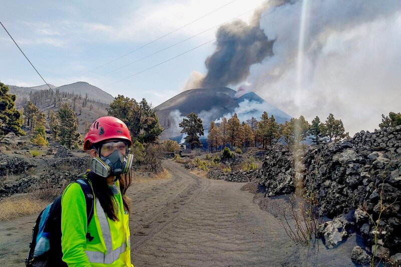 Leben mit der Lava La Palma Mit Schutzmaske unterwegs auf La Palma SRF/ZDF/Kobalt – Bild: SRF/ZDF/Kobalt Leben mit der Lava La Palma Mit Schutzmaske unterwegs auf La Palma SRF/ZDF/Kobalt – Bild: SRF/ZDF/Kobalt