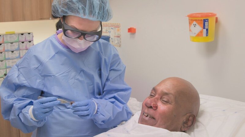 Emma and Krish post surgery showing Krish lump that has been removed – Bild: Full Fat TV/​James Vivian
