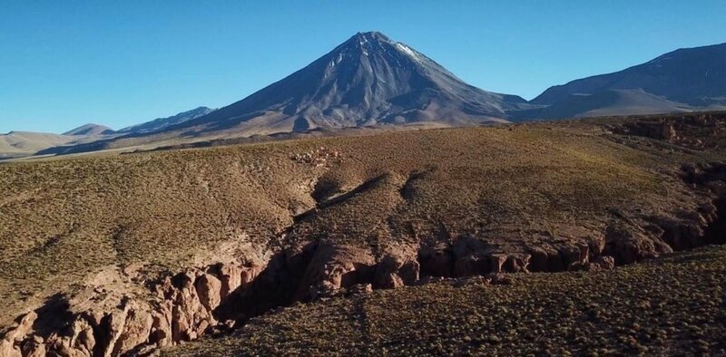 Der Licancabur ist ein 5920 m hoher inaktiver Vulkan auf der Grenze zwischen Bolivien und Chile und überragt die Atacamawüste. – Bild: Alejandro Berger /​ ZDF